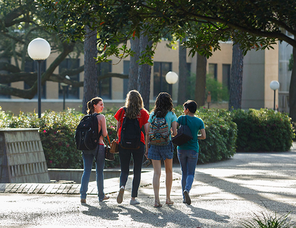 Students walking on campus at ɫƵ